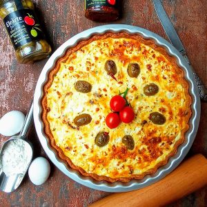 Mediterrane Quiche mit Elearte by Athanasio sonnengetrockneten Tomaten, Oliven und Kapern sowie Athanasio Nativem Olivenöl extra.