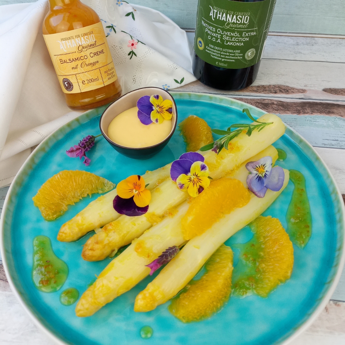 Mediterran angerichteter weißer Spargel mit Orangenfilets, Balsamico Creme und Olivenöl-Hollandaise