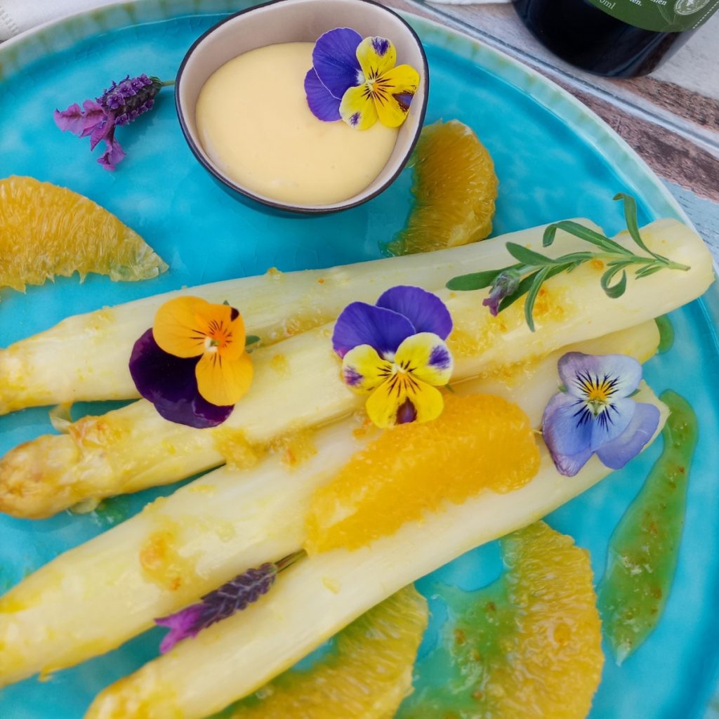 Weißer Spargel mit Orangen-Balsamico-Creme aus Kreta, Olivenöl-Hollandaise und essbaren Blüten